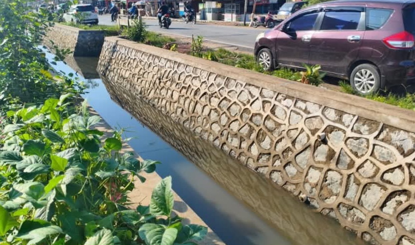 Bupati Kubu Raya Tata Jalan Adisucipto, Turap Batu Kali hingga PJU Dikebut