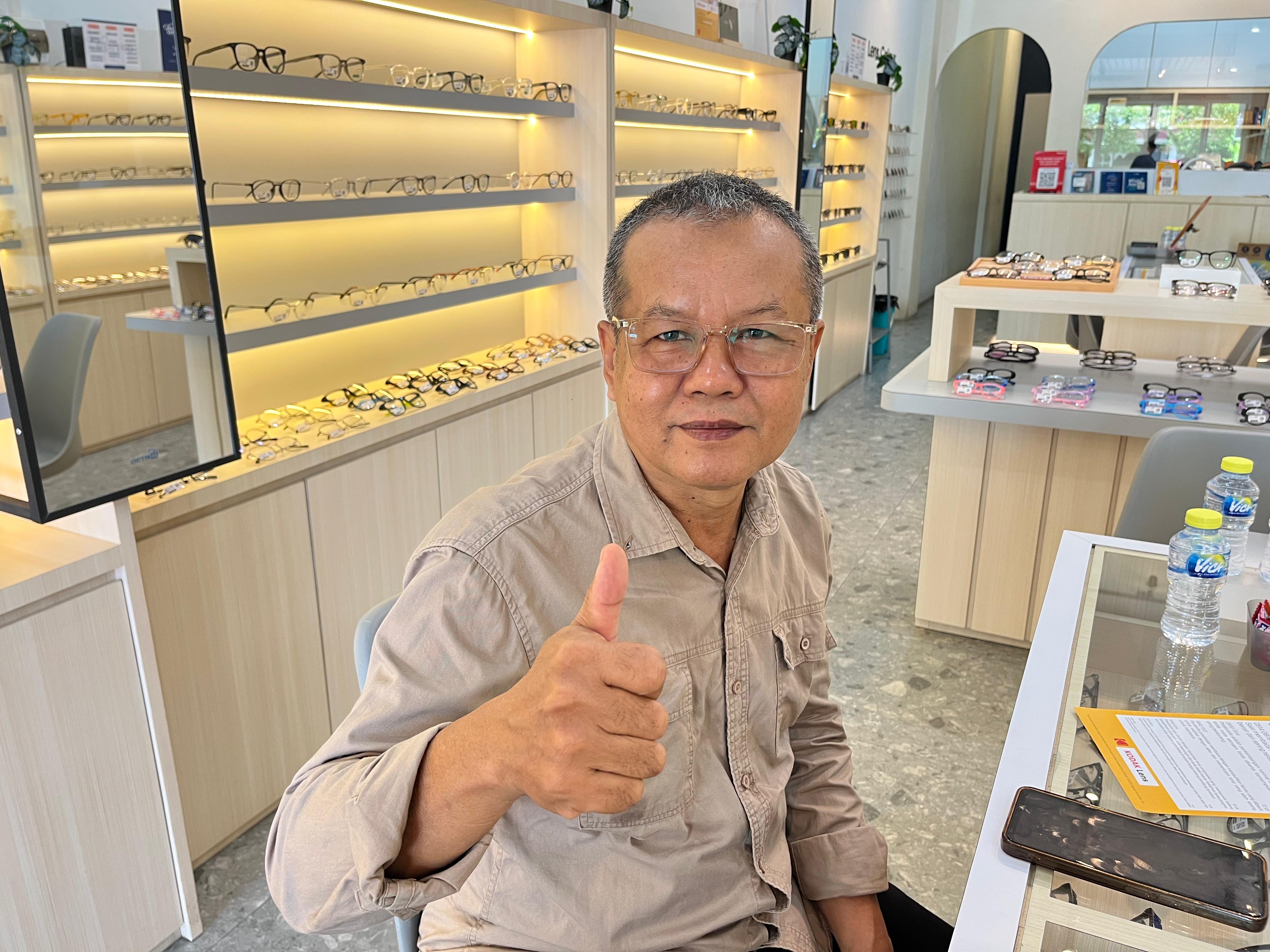 Direksi Pontianak Post Rayakan Ulang Tahun ke-60 dengan “Penglihatan Baru” di Optik 55