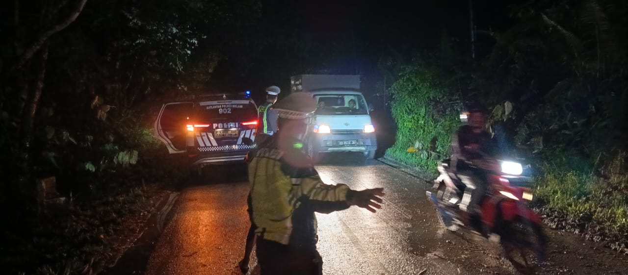 Polisi Singkirkan Pohon Tumbang Sebebkan Kemacetan di Jalan Provinsi Desa Pemuar