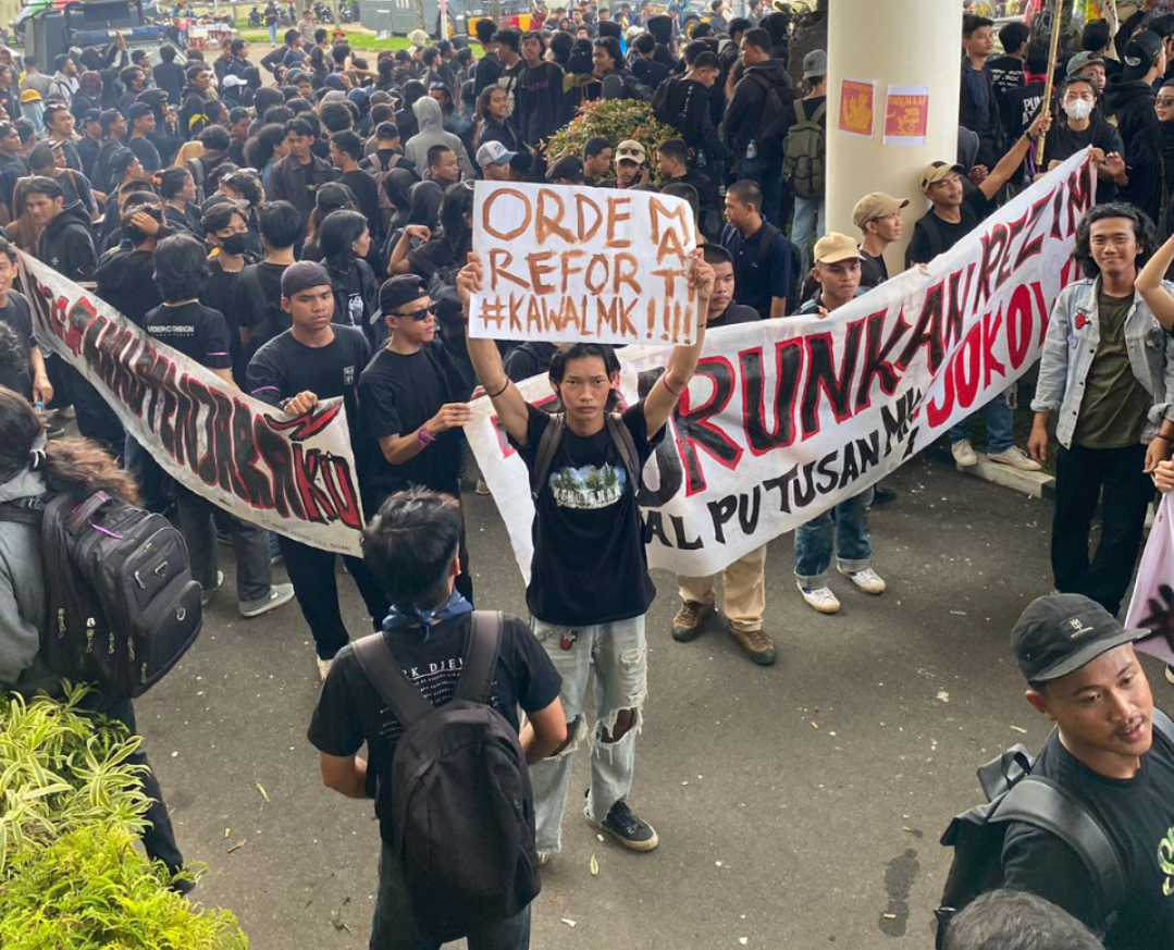 Ratusan Mahasiswa Serukan Aksi di Gedung DPRD Kalbar, Belum Temukan Titik Terang! 