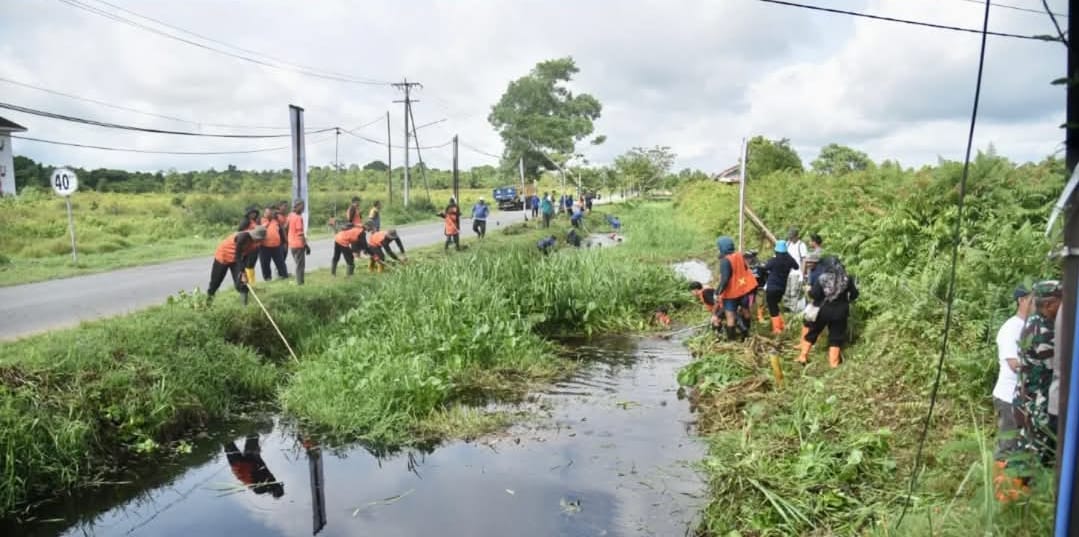 Hari Bakti PU ke-80: Bupati Kubu Raya dan BWS Kalimantan I Pulihkan Parit Ngabeh