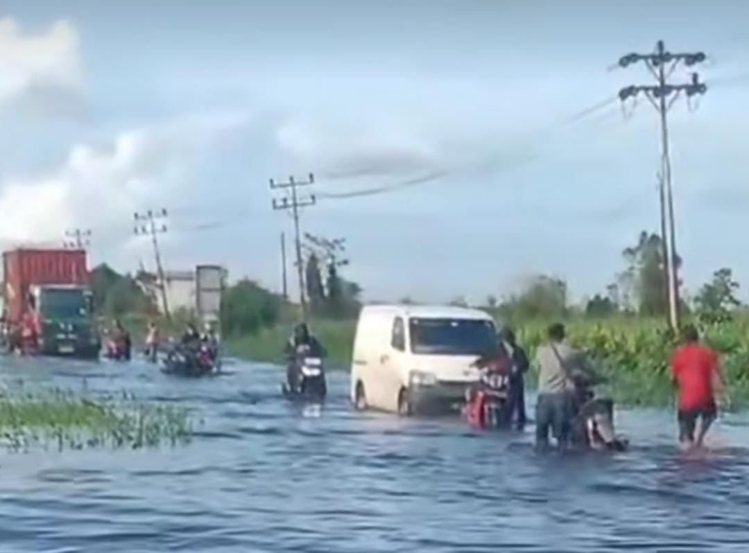 Warga Keluhkan Dampak Banjir dan Biaya Angkutan di Desa Galang Sungai Pinyuh