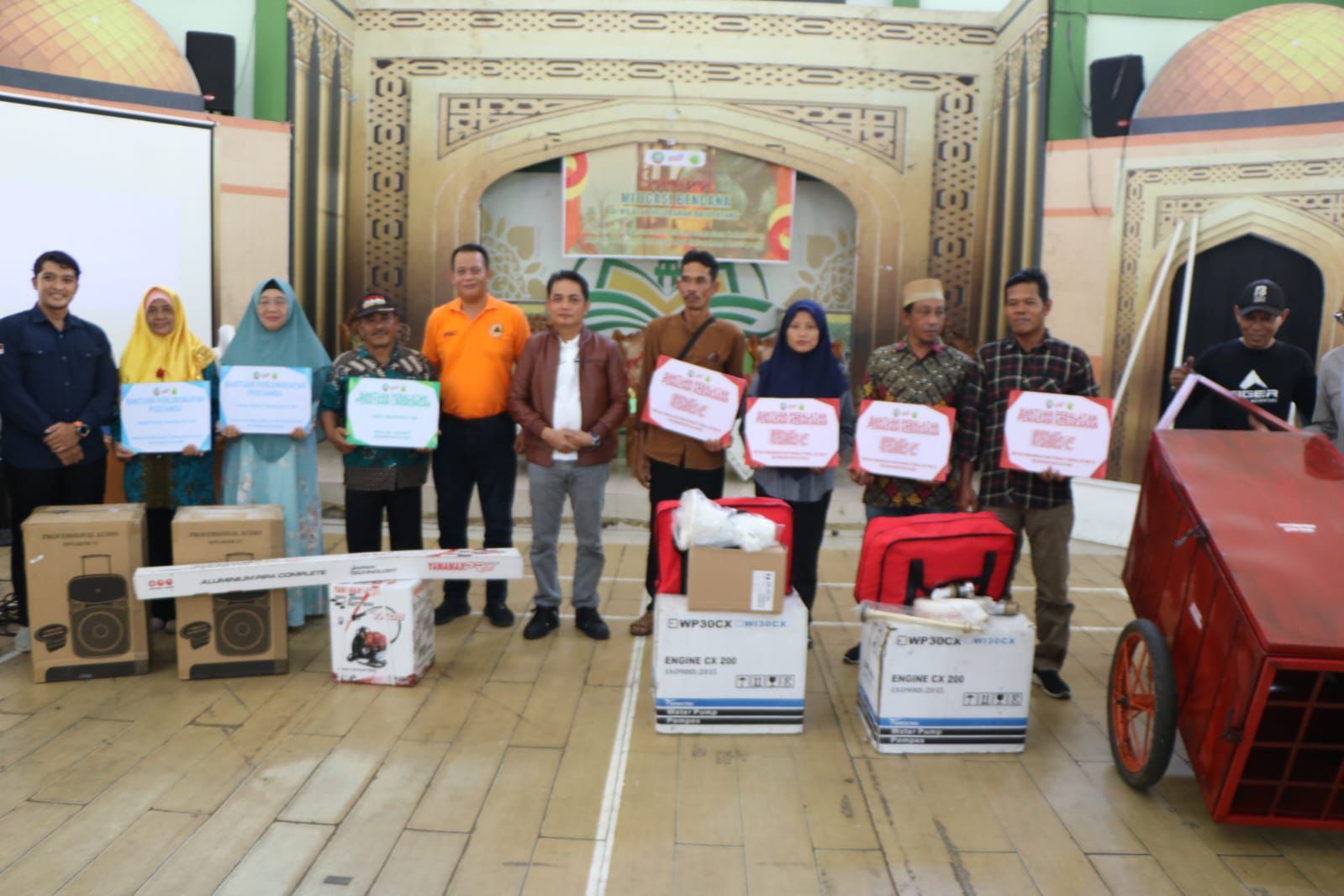 Pemkot Salurkan Bantuan Alat Damkar dan Perlengkapan Posyandu di Pontianak Utara