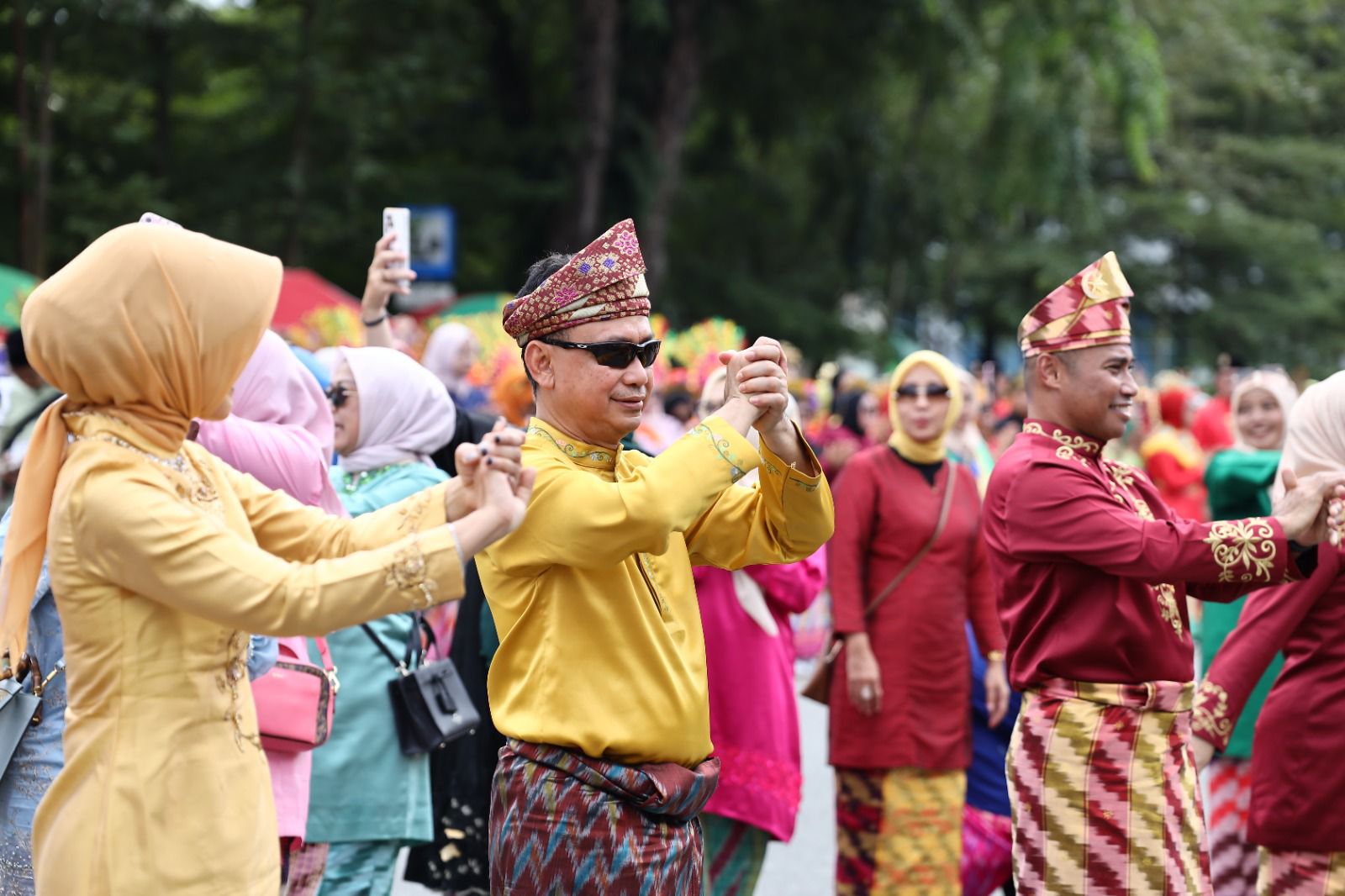 Ribuan Warga Pontianak Antusias Ikuti Jepin Massal di Hari Jadi ke-254