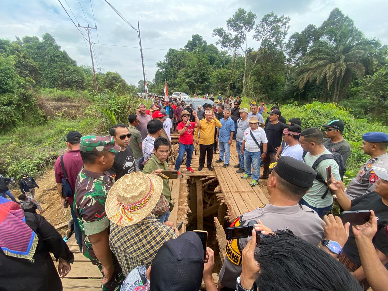 Jembatan tak Kunjung Diperbaiki, Ratusan Warga Sintang Gelar Demo