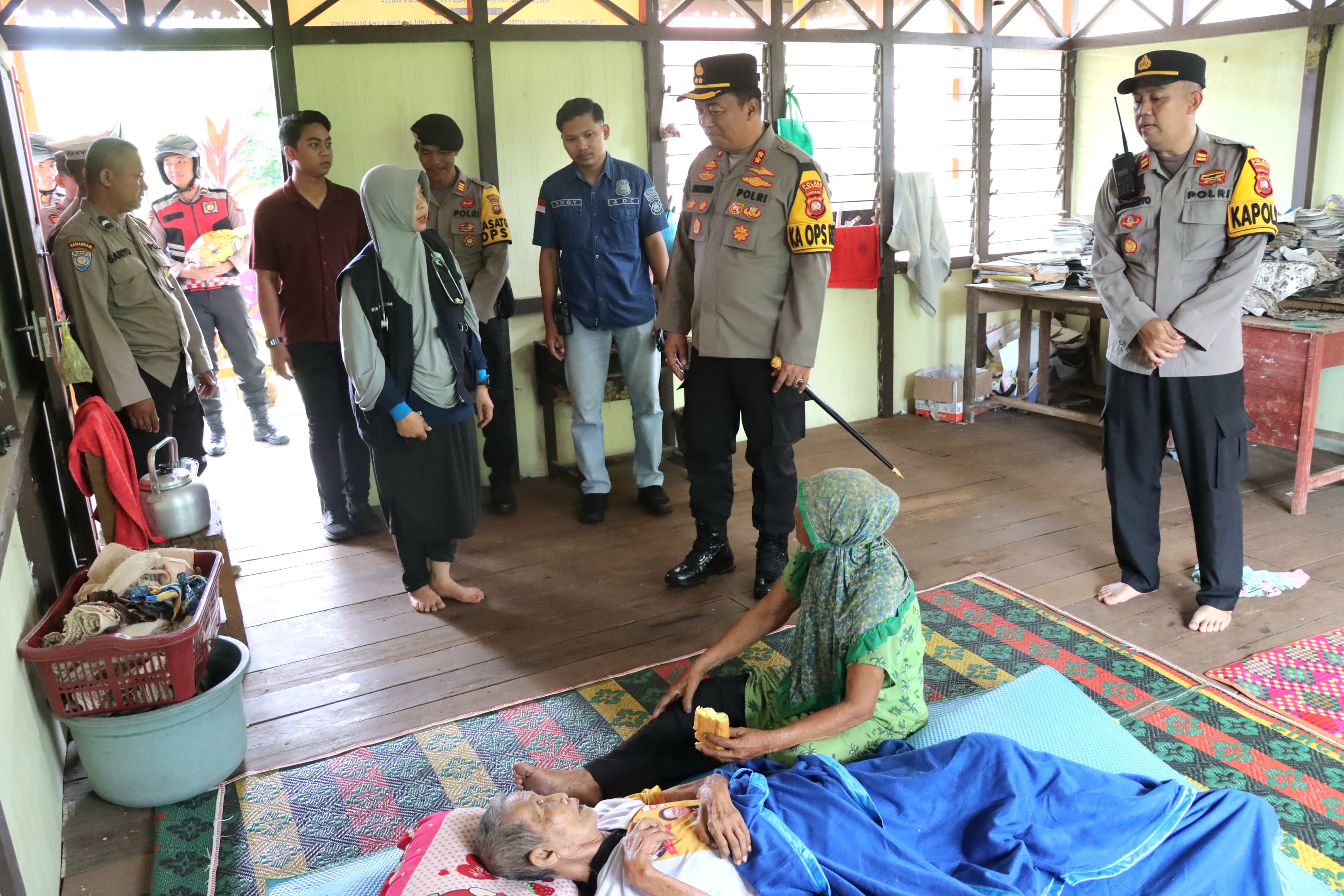 Kapolres Mempawah Tinjau Lokasi Banjir dan Salurkan Bantuan Sembako kepada Warga Sejegi Mempawah Timur