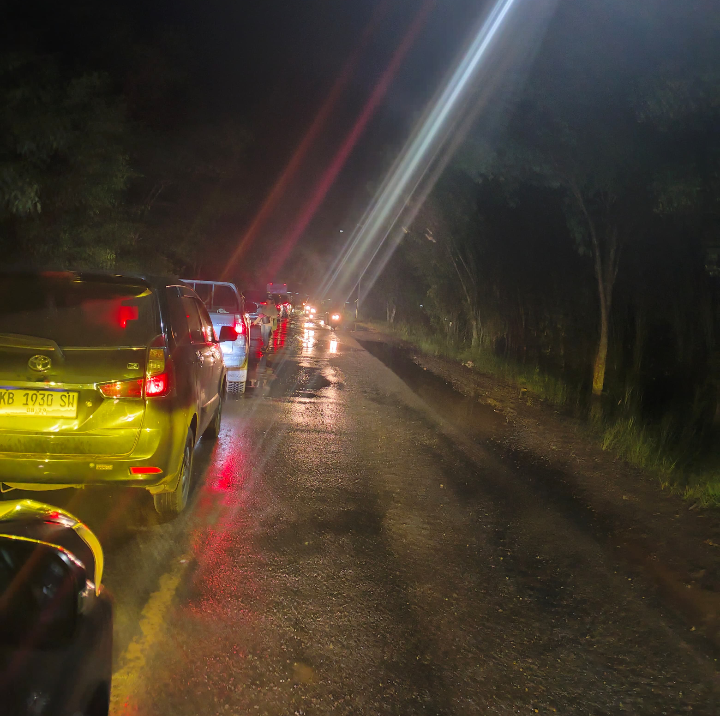 Gelap dan Berlubang, Jalan Trans Kalimantan Alami Macet Parah