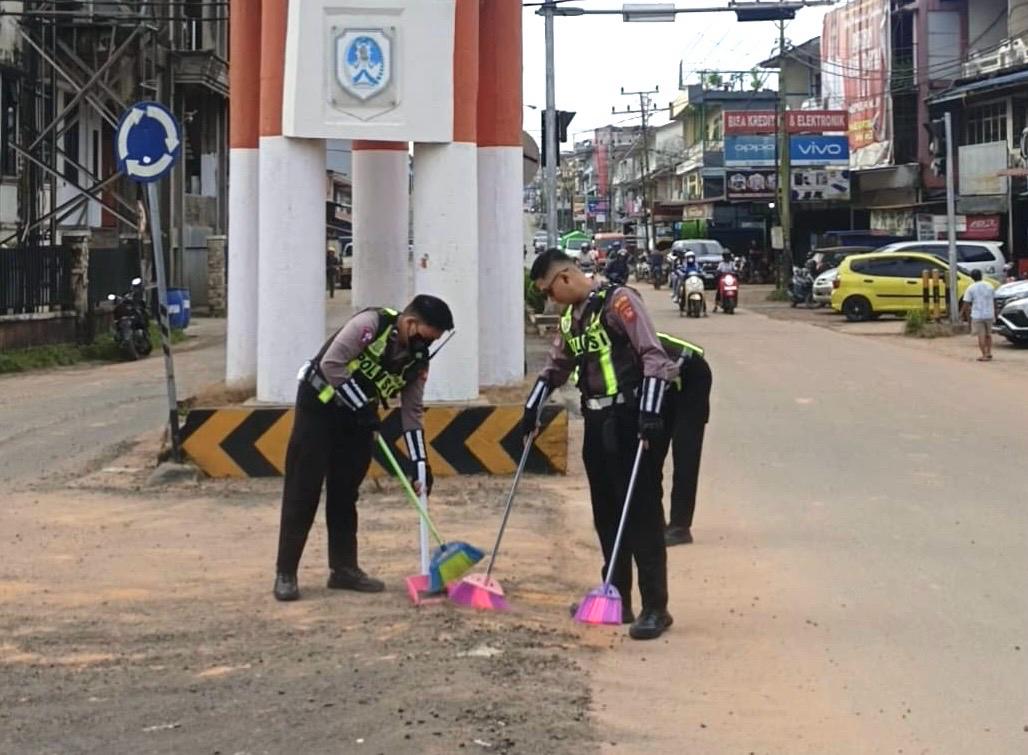 Sisa Material Perbaikan Jalan di Nanga Pinoh Bahayakan Pengendara Motor, Polisi Bersihkan dengan Sapu