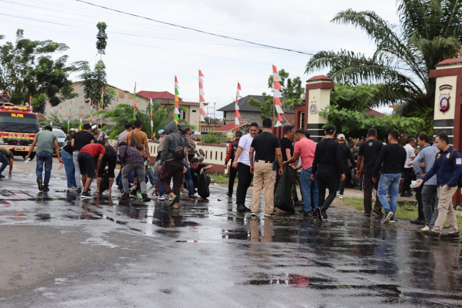 Patut di Tiru! Aksi Peduli Massa Usai Bentrok Dengan Pleton Dalmas Polres Melawi