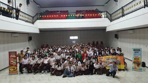 Suksesnya Pelatihan Public Speaking oleh Priska Sahanaya di SMA PELITA IV Bersama PRONAS dan SINOTIF