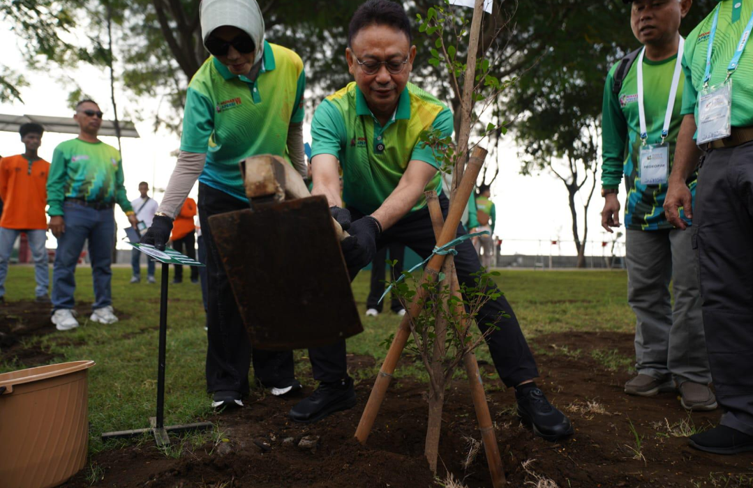 Hijaukan Kota, Wali Kota se-Indonesia Tanam Pohon Ketapang Kencana di Munas APEKSI Surabaya