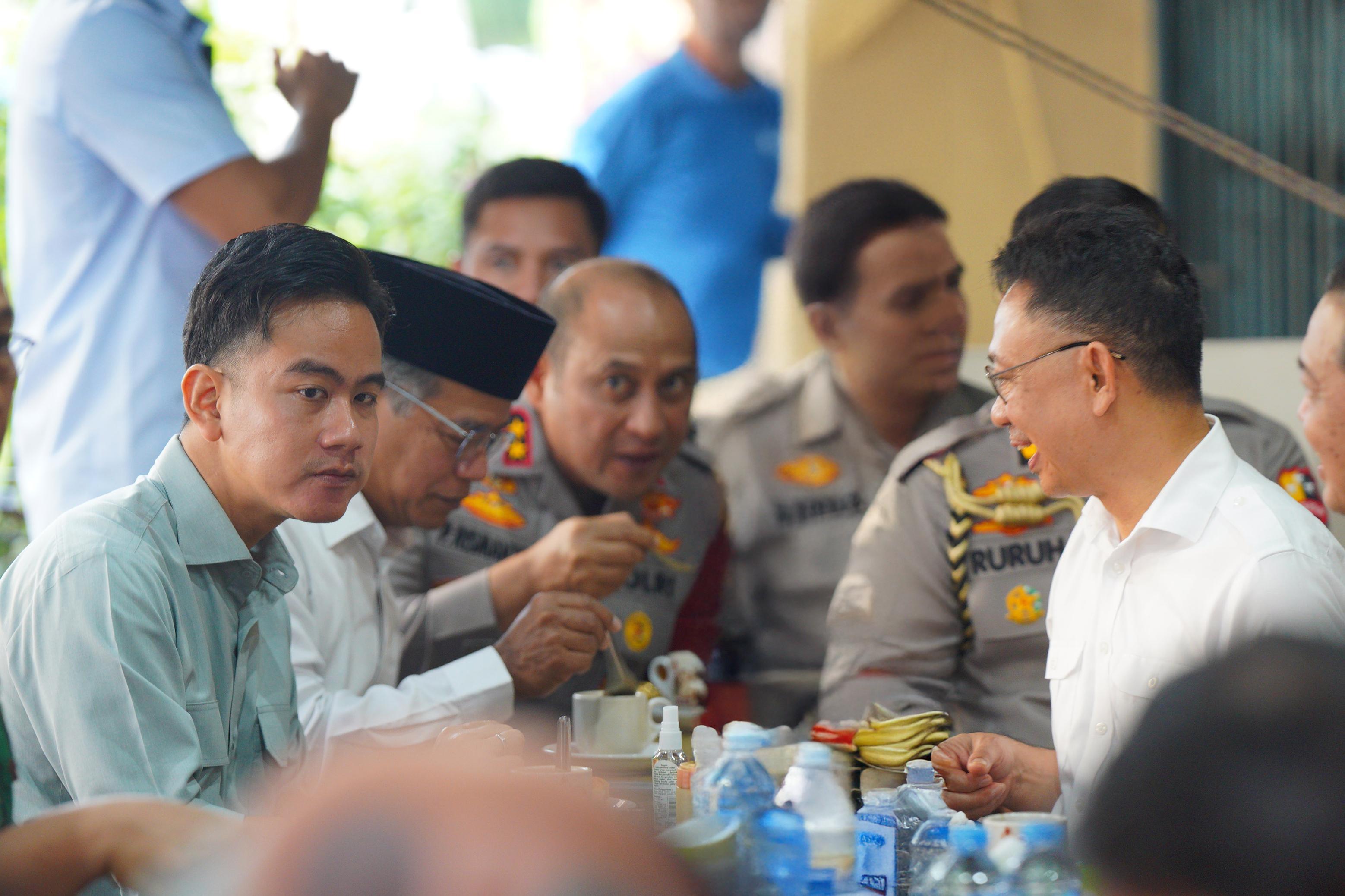 Wako Edi Kamtono Ngopi Bareng Wapres Gibran di Warkop Asiang Pontianak