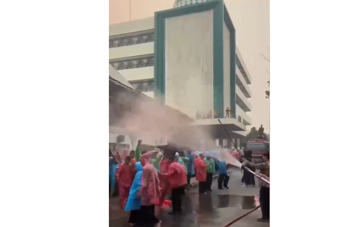 Saat Warga Kesulitan Air, Aksi Siram Mahasiswa di Penutupan PBAK IAIN Pontianak Jadi Sorotan