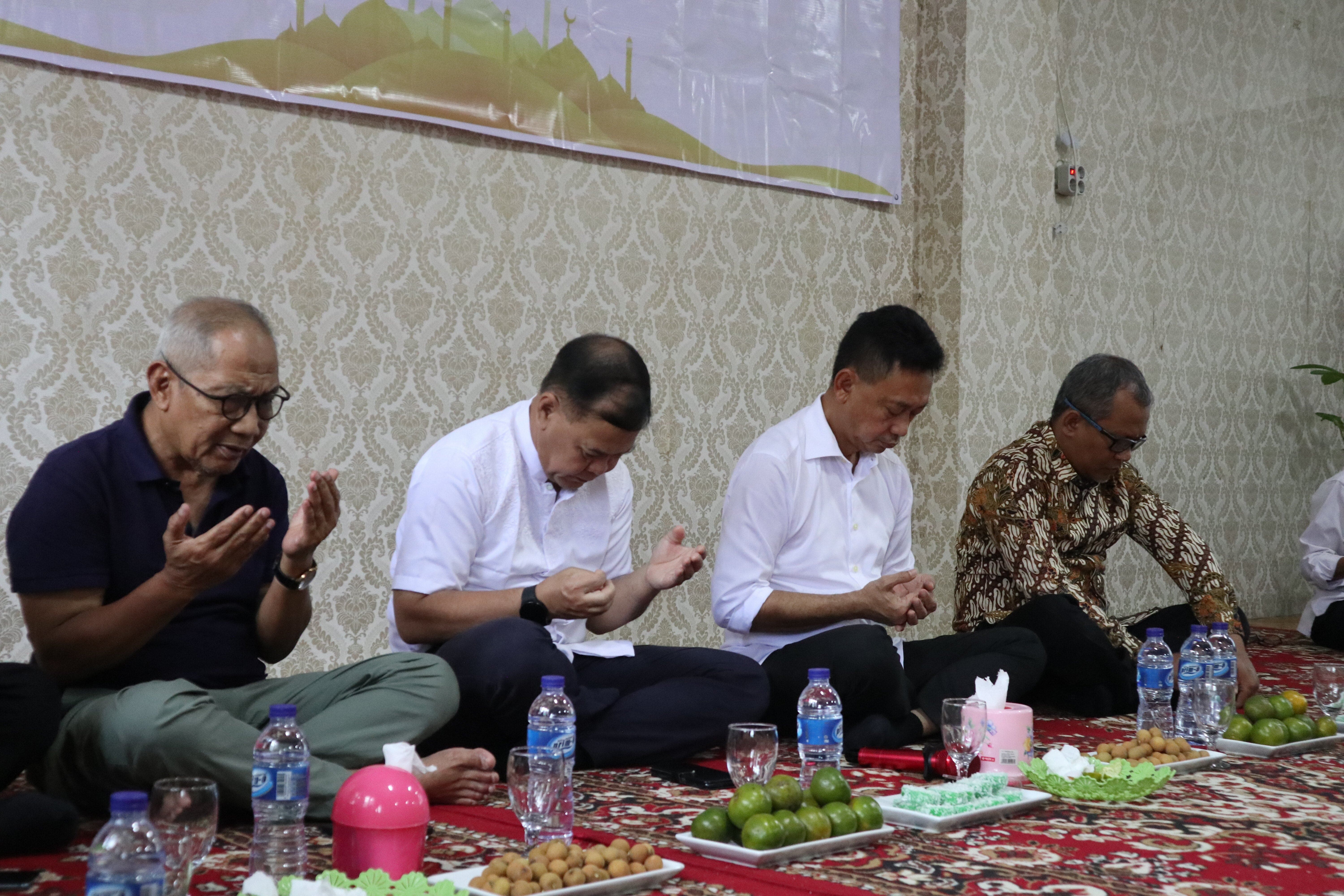 Bapak Edi Rusdi Kamtono melakukan Halal Bihalal di Kantor PMI Kota Pontianak dengan penuh suka cita