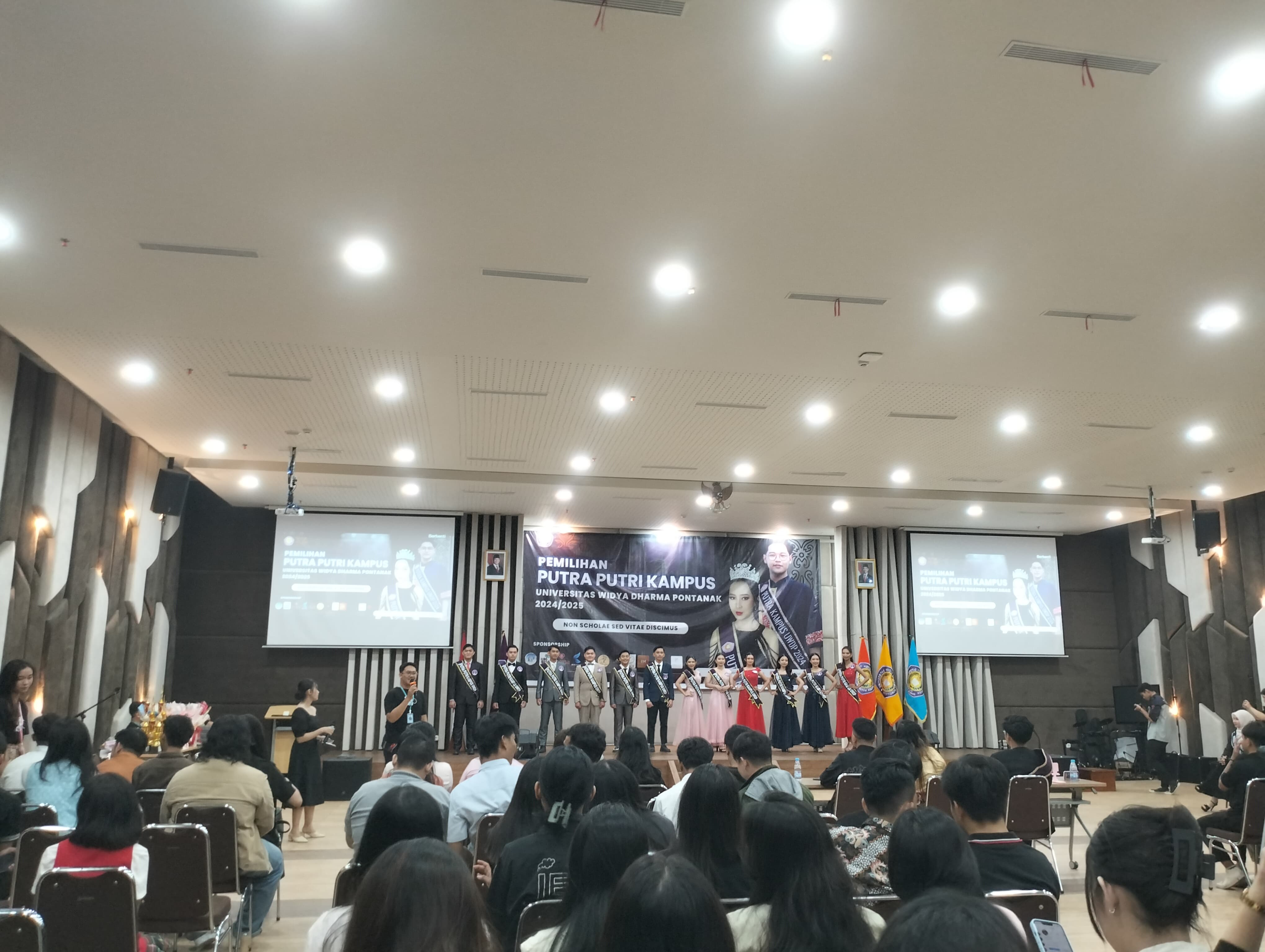 Malam Grand Final Pemilihan Putra dan Putri Kampus Universitas Widya Dharma Pontianak 2024/2025