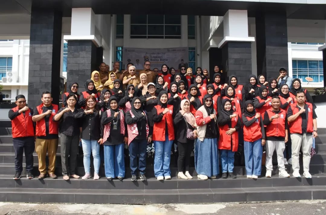 Bupati Sujiwo Lepas Kontingen Kubu Raya Ikuti HKG PKK di Kabupaten Landak