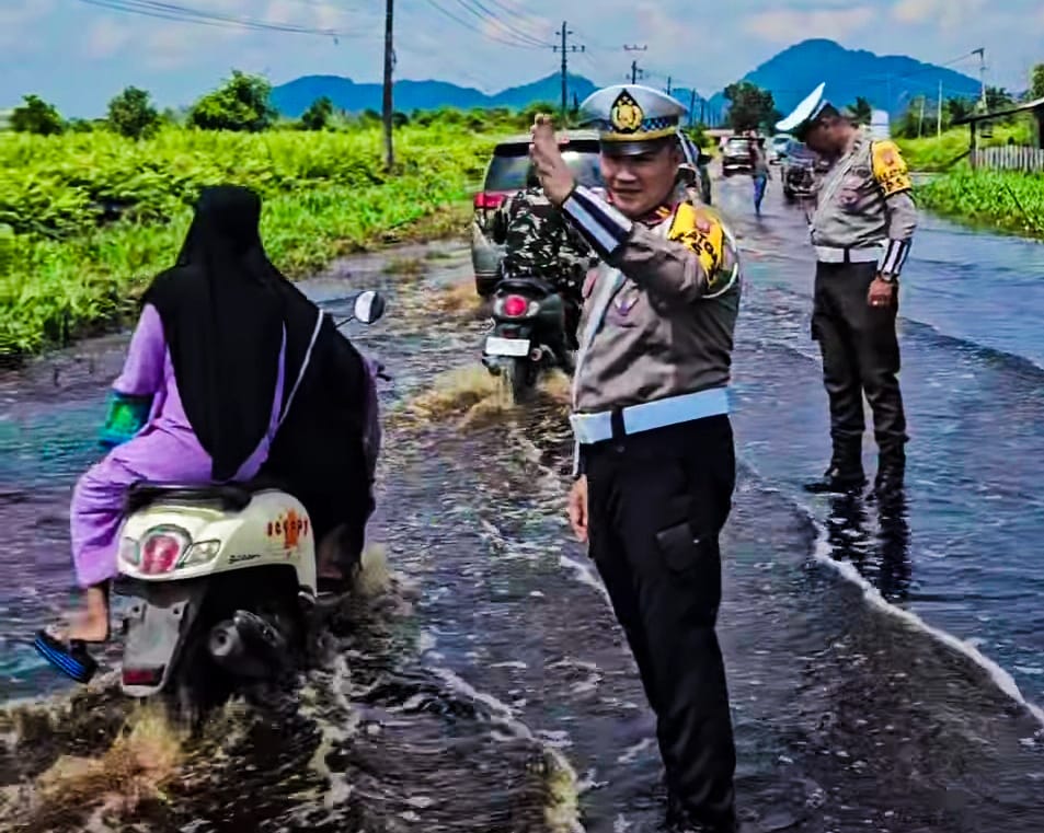 Waspada Banjir!  Kasatlantas Polres Mempawah Pasang Banner Peringatan Jalur Rawan Genangan Air Desa Galang