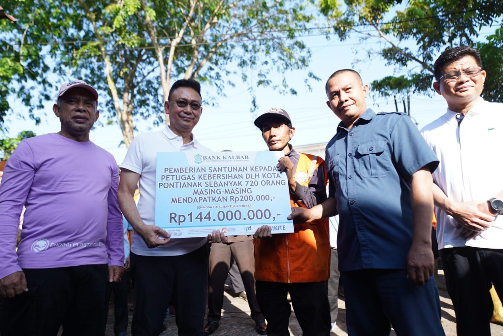 720 Petugas Kebersihan Pontianak Terima Paket Lebaran dan Tali Asih