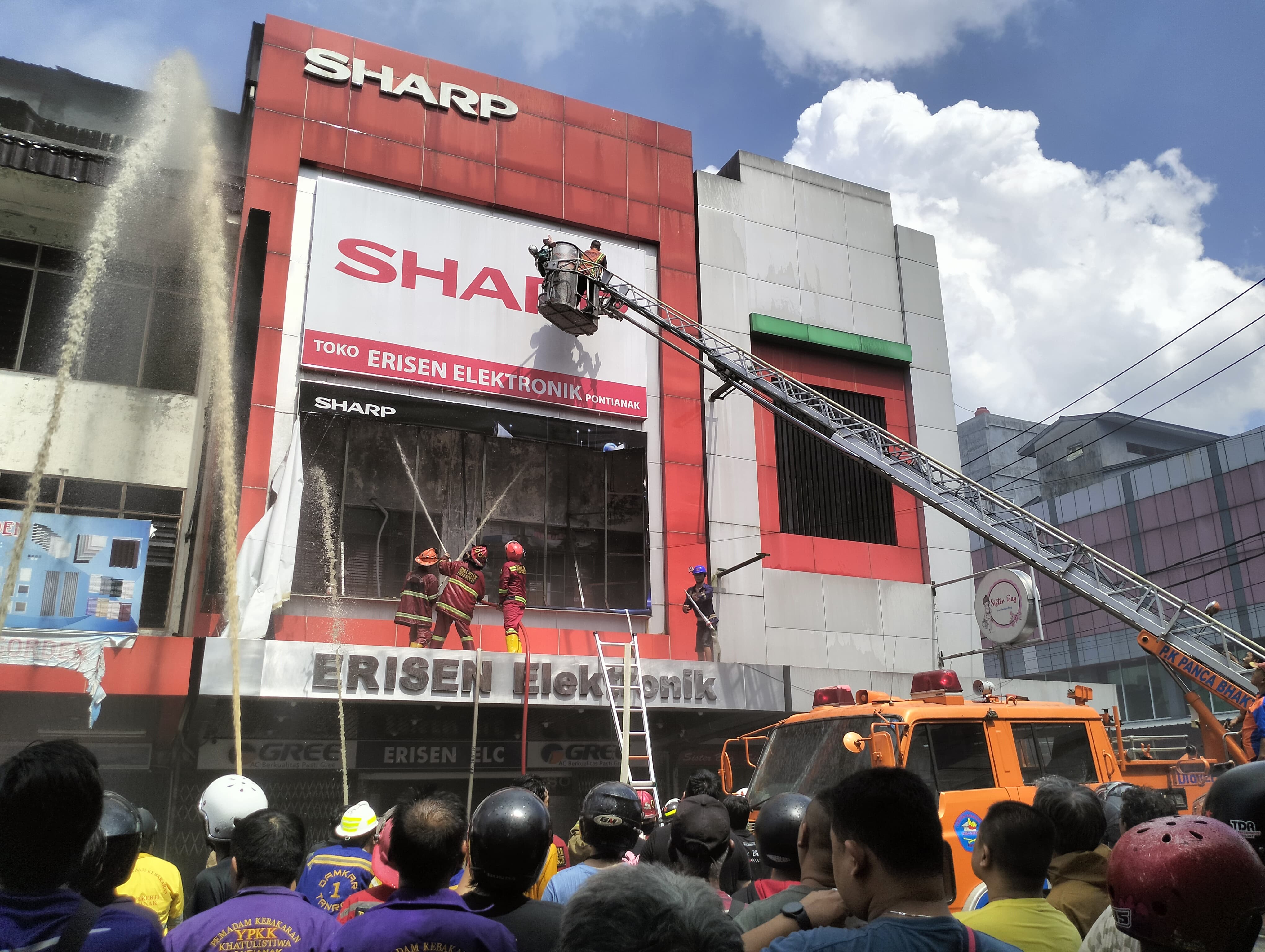 BREAKING NEWS - Kebakaran Hebat Landa Tiga Toko di Komplek Pasar Sudirman Pontianak