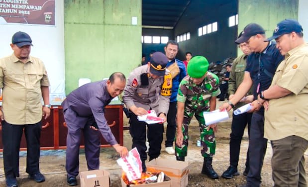 H-1 Pilkada Serentak 2024, KPU Mempawah Bakar Surat Suara Rusak dan Berlebih