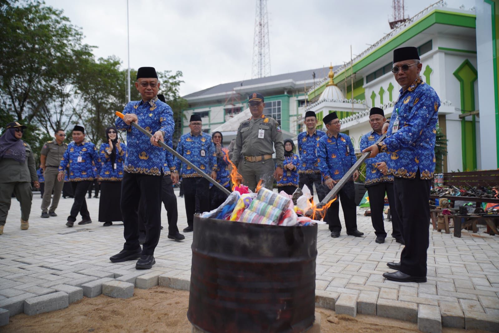 Wali Kota Pontianak Musnahkan 3.560 Layangan Sitaan Hasil Razia Satpol PP