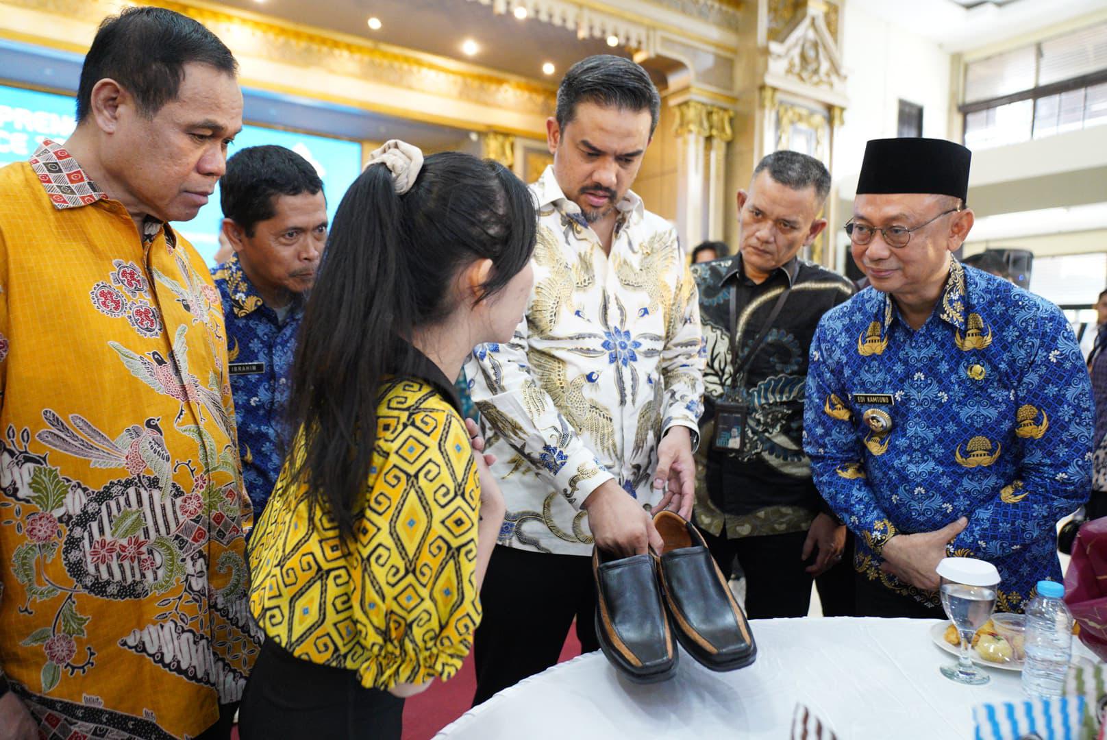 Dorong Digitalisasi UMKM Naik Kelas, Menteri UMKM Siap Fasilitasi Pengembangan UMKM di Kalbar