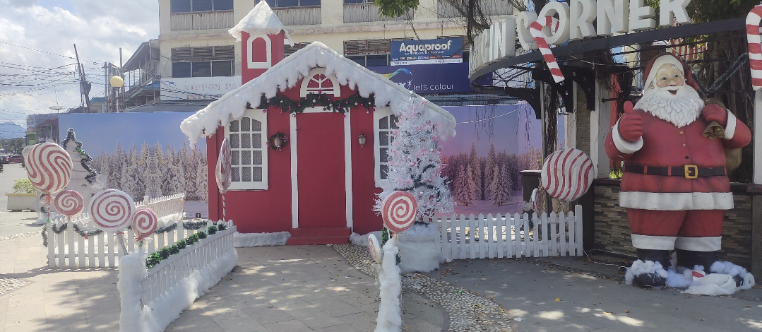 Nuansa Salju di Singkawang, Taman Beringin Corner Suguhkan Dekorasi Candy Christmas House