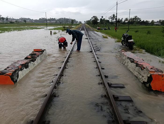 Luapan Air di Petak Jalan Cianjur – Cibeber Tidak Mengganggu Perjalanan KA Siliwangi