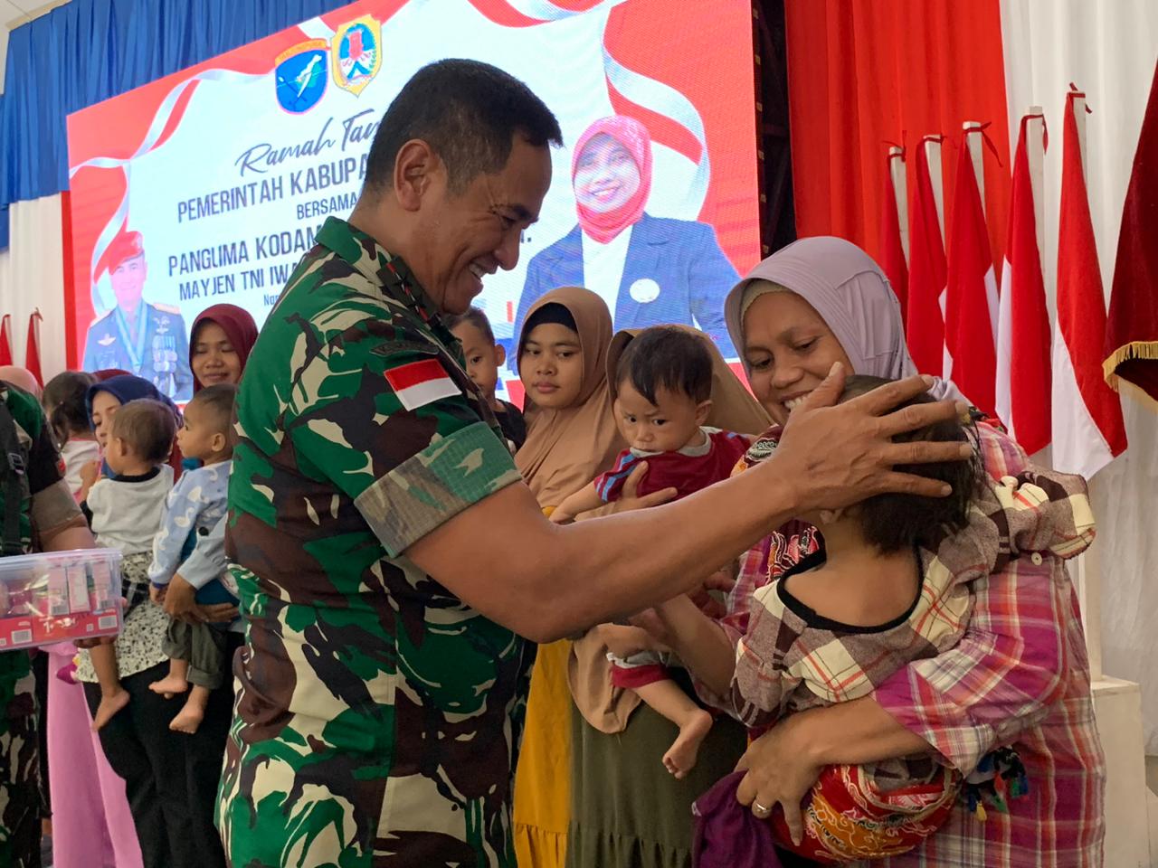 Pangdam XII/Tanjungpura Kunjungan Kerja ke Melawi, Gelar Bansos dan Sosialisasi di SDN 11 Nanga Pinoh