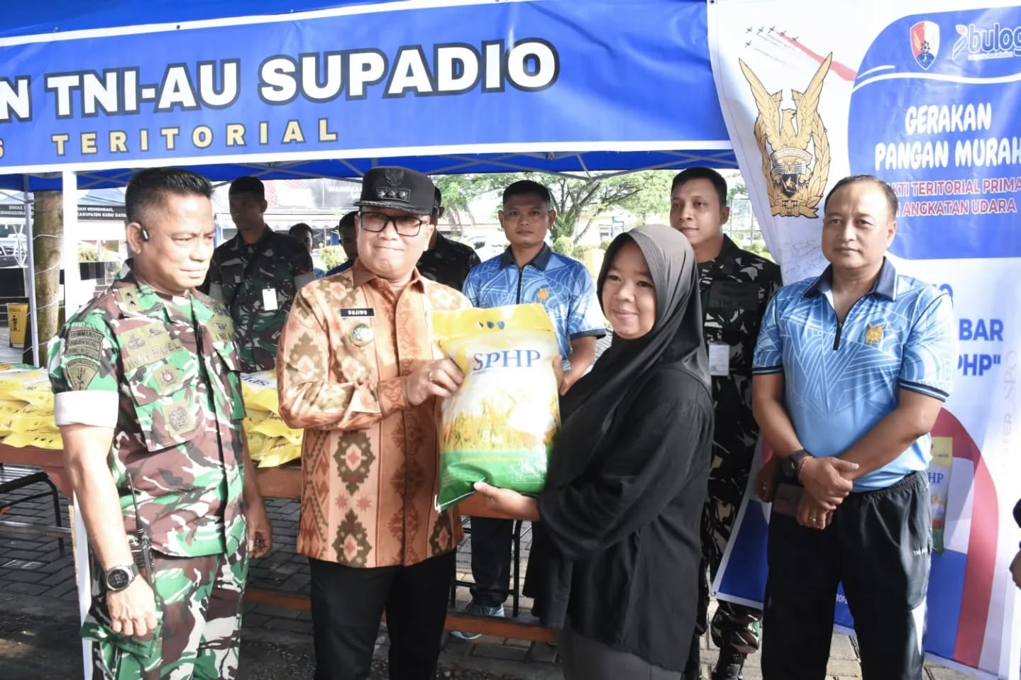 Bupati Kubu Raya Apresiasi TNI AU dan Bulog Gelar Gerakan Pangan Murah di Lanud Supadio