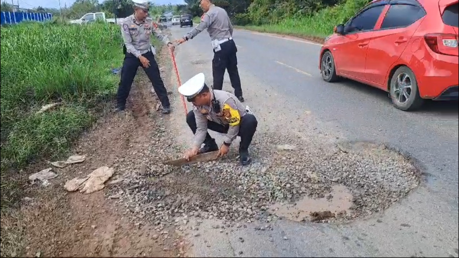 Lubang Jalan di KM 36 Trans Kalimantan Telan Nyawa, Polisi Lakukan Penanganan Darurat