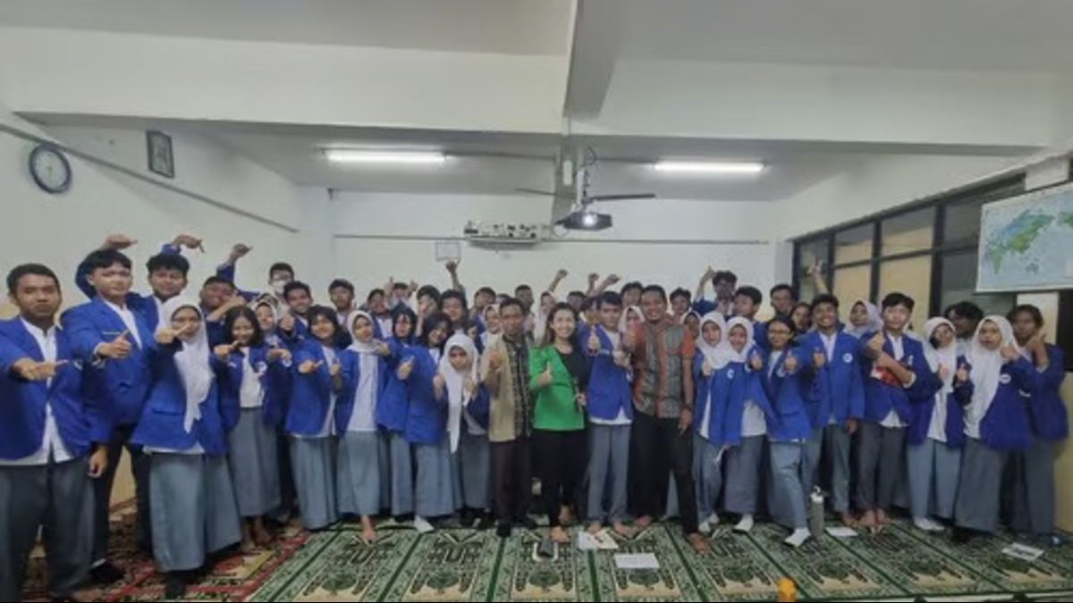 Coach Priska Sahanaya Menyampaikan Tips Public Speaking di SMK 1 Barunawati