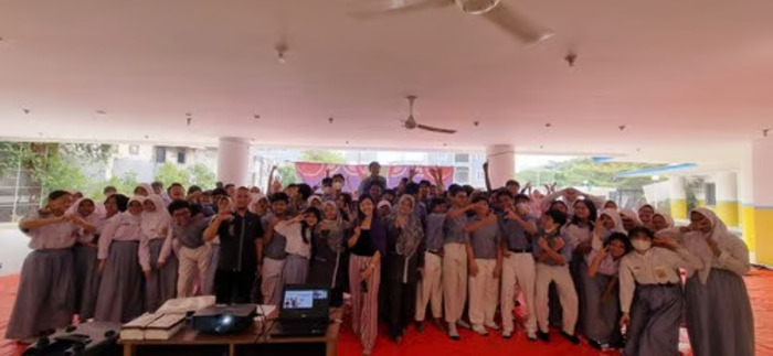 Coach Priska Sahanaya Tekankan Pentingnya Kepercayaan Diri dalam Public Speaking di SMK Bank Dagang Negara