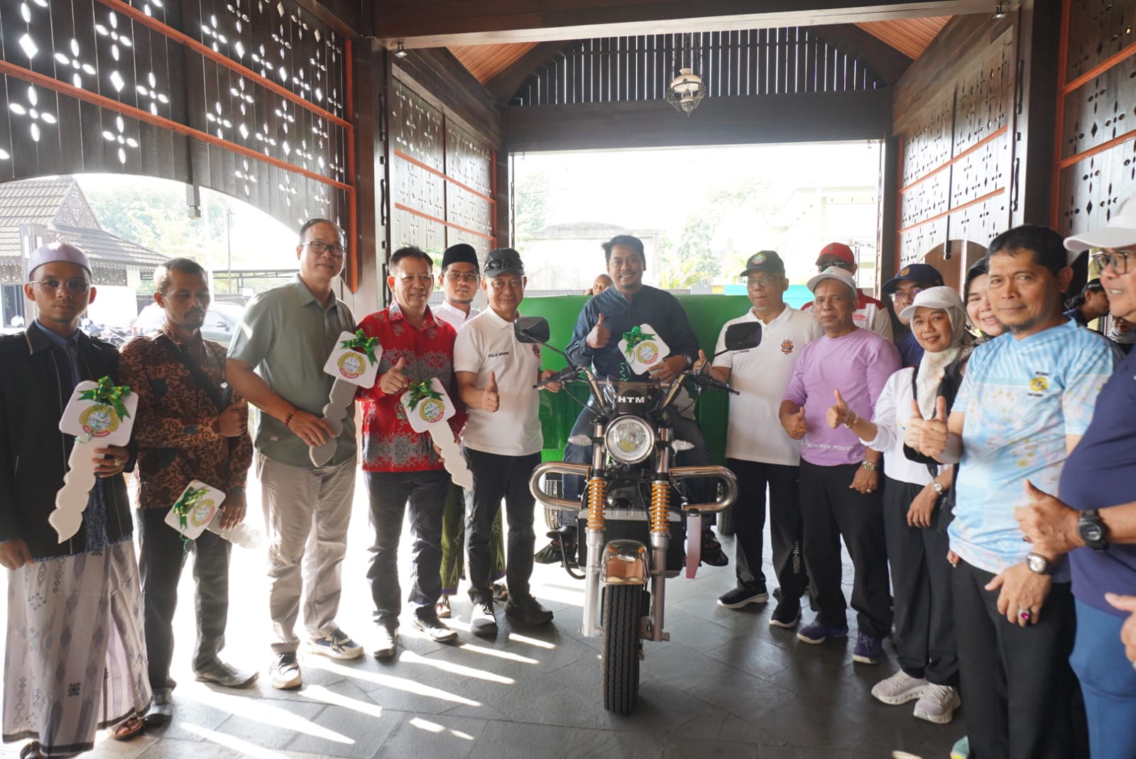 Pontianak Perkuat Pengelolaan Sampah, 17 Kendaraan Roda Tiga Diserahkan ke Masyarakat