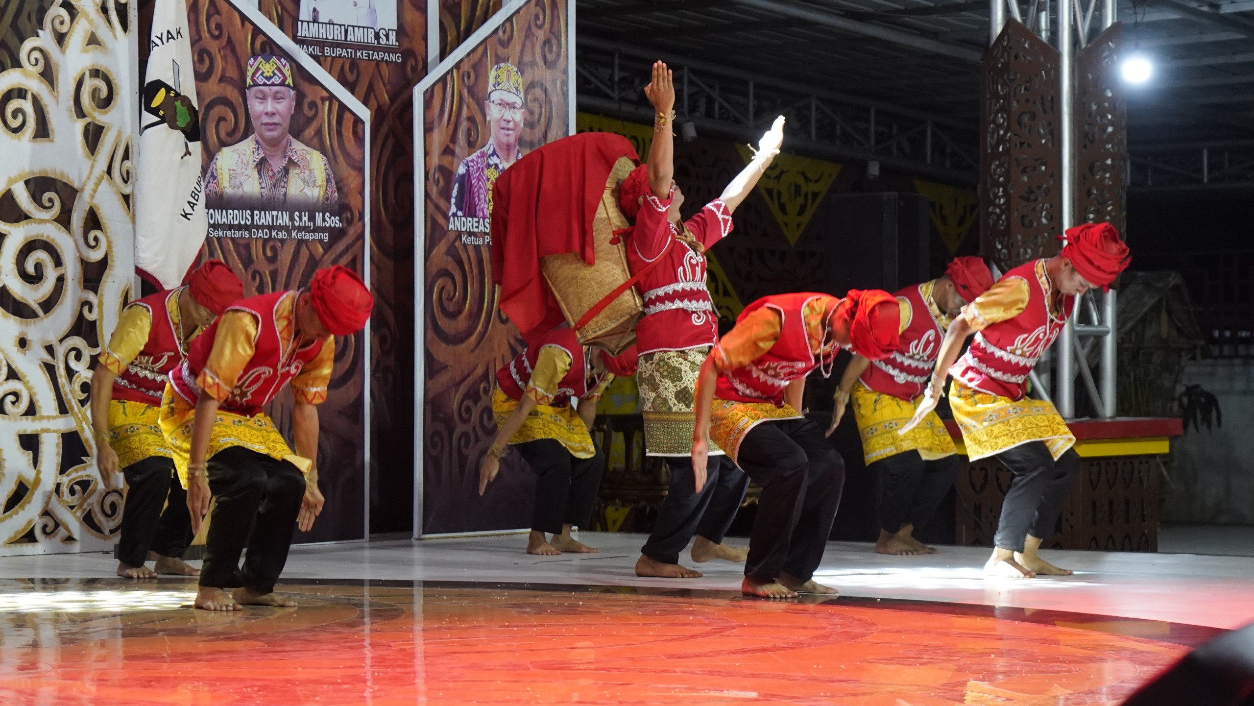Gemulai Tari Kreasi Dayak Meriahkan Malam Budaya PSBD XI 2025 di Ketapang