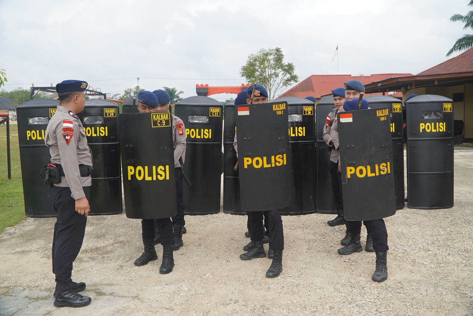 Satbrimob Polda Kalbar Tingkatkan Profesionalisme Melalui Latihan Rutin PHH