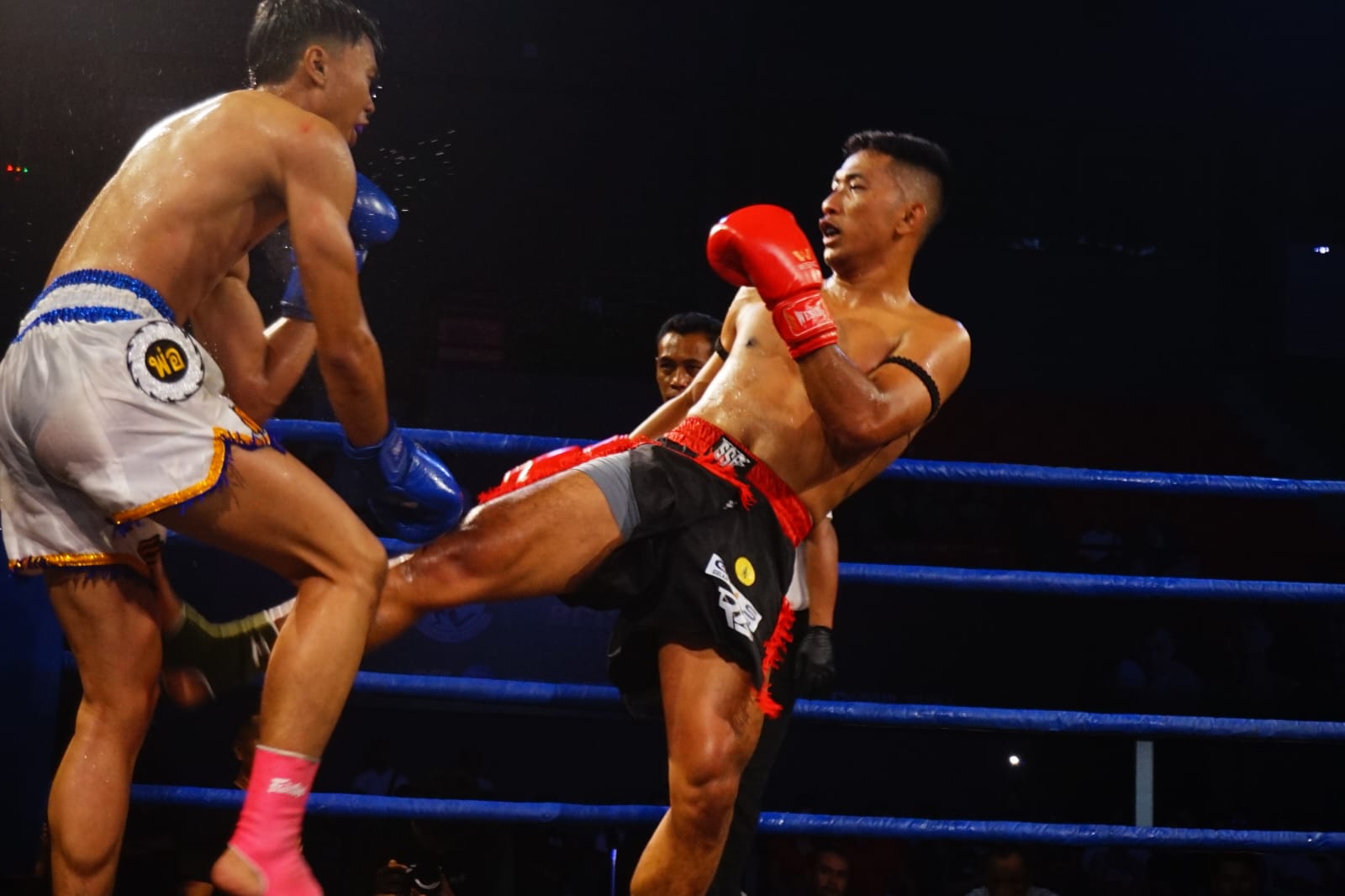 Reza Alfin Fighter Asal Sintang TKO Petarung Malaysia di Borneo Combat Championship Pontianak