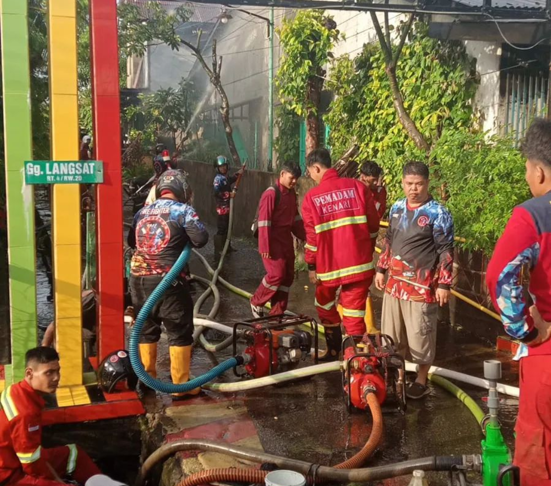 Polisi dan Tim Pemadam Kebakaran Lakukan Pengamanan Kebakaran Rumah di Jalan Apel