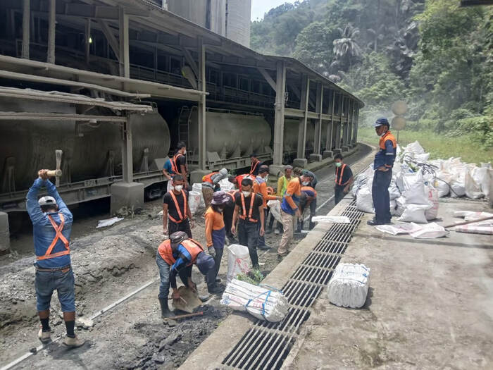 Tingkatkan Keselamatan Angkutan Barang, KAI Divre II Sumbar Bersihkan Jalur Bongkar Klinker di Teluk Bayur