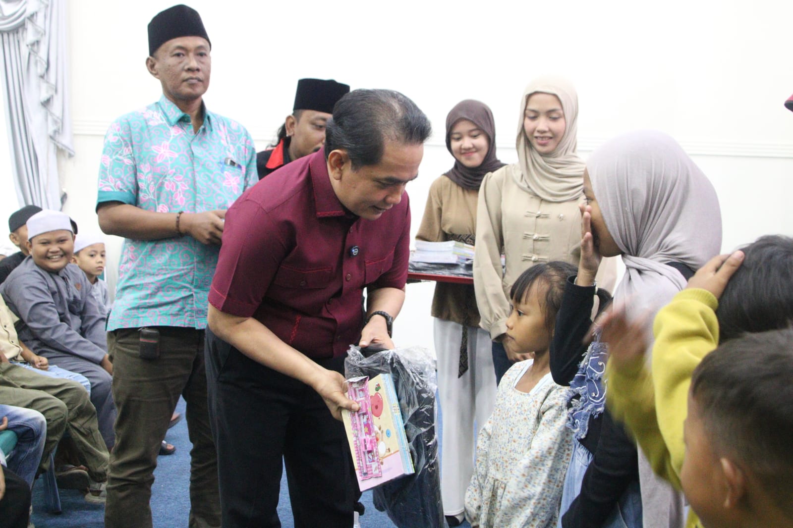 150 Siswa di Pontianak Terima Bantuan Tas dan Alat Tulis