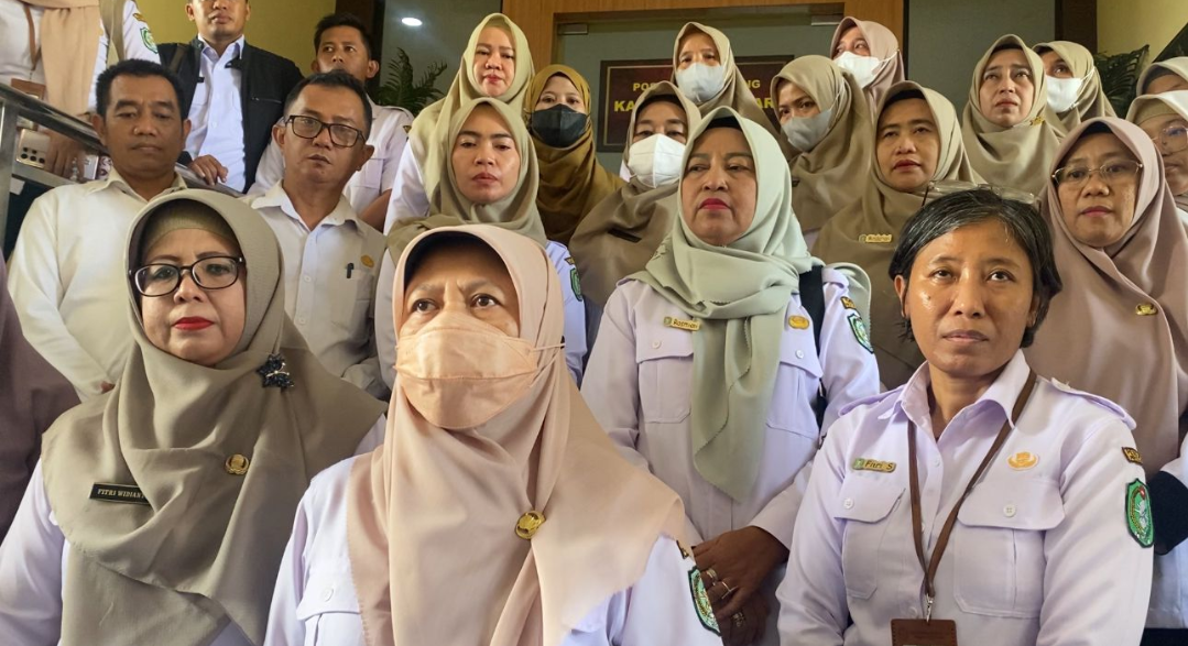 Puluhan Guru SMA Negeri 9 Kota Pontianak Laporkan Rizky Kabah Ke Polda Kalbar