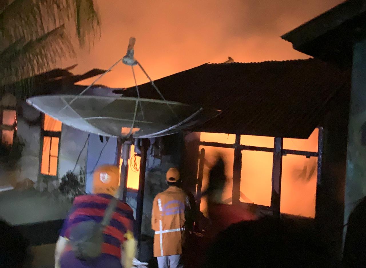 Breaking News: Tiga Rumah Dinas SMAN 1 Nanga Pinoh di Gang Marhaban Ludes Terbakar