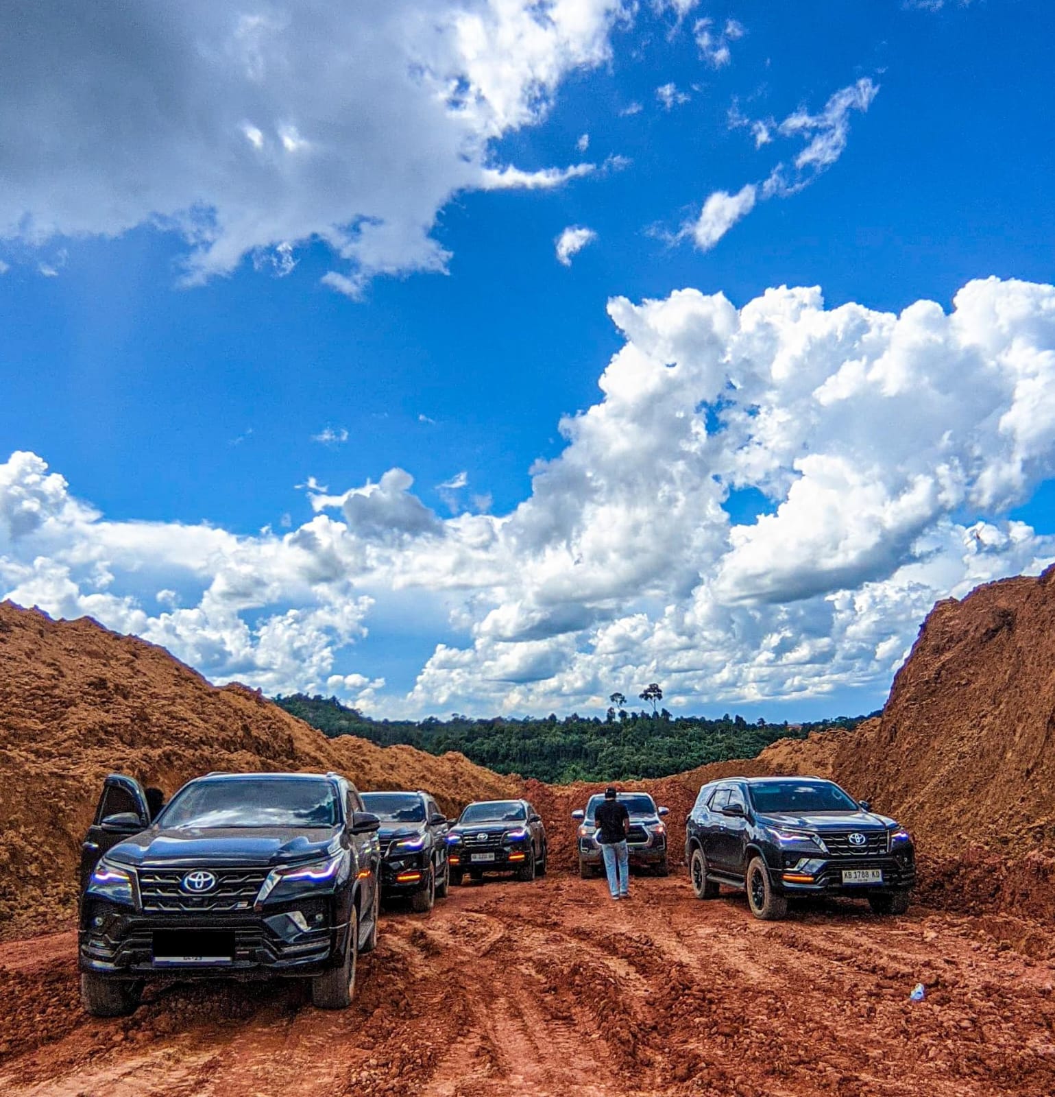 Rental Mobil untuk Tambang di Kalbar, Armada Toyota & 4x4 dari Nitro Rentcar Siap Meluncur