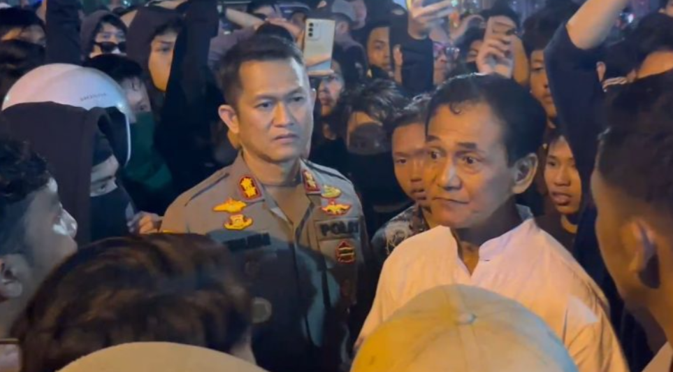 Syarif Machmud Alkadrie Redam Ketegangan Massa Aksi di Pontianak