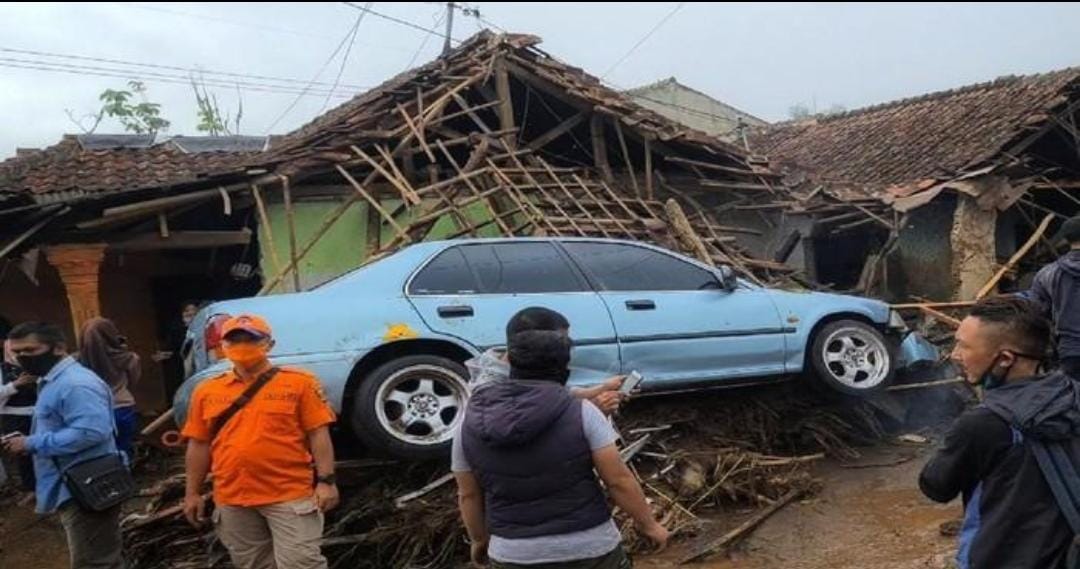 Akibat Curah Hujan Tinggi, Kabupaten Suka Bumi Alami Bencana Banjir dan Longsor