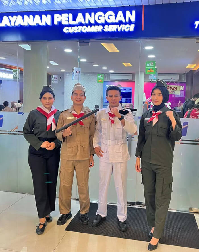 Semangat Hari Pahlawan, Frontliner KAI Daop 1 Jakarta Sapa Pelanggan dengan Kostum Pahlawan