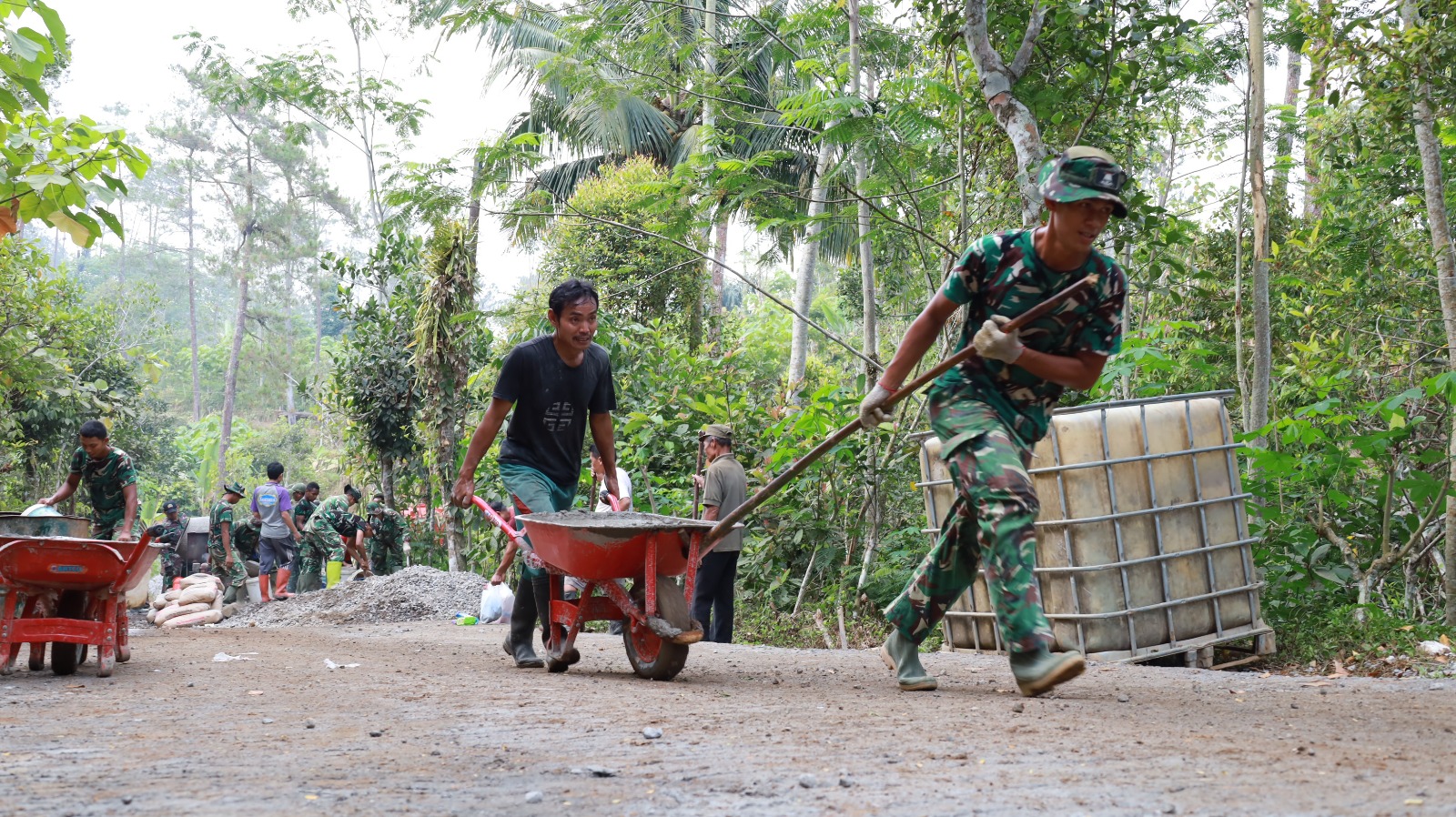 Satgas TMMD Reguler 129 dan Warga Gunakan Kayu Bercabang untuk Pelangsiran Material