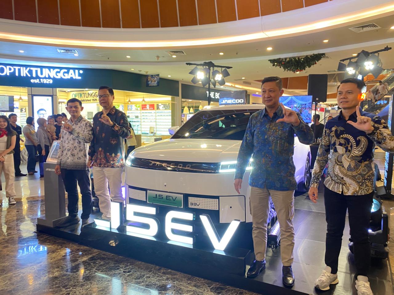 JAECOO Perkuat Pasar EV Kalbar Lewat Peluncuran J5 EV dan Penyerahan Unit Perdana