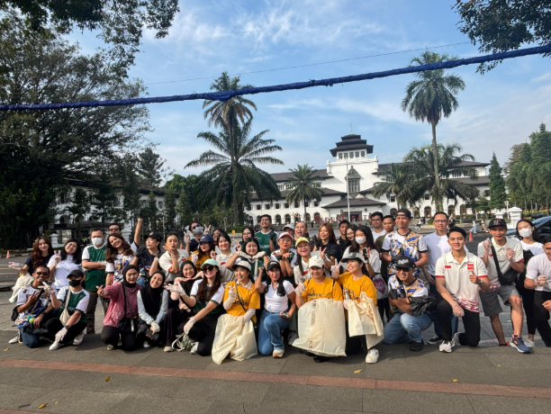 IBIS BANDUNG PASTEUR IKUT SERTA DALAM AKSI PLOGGING “BERPLOGGING RIA” BERSAMA JARINGAN ACCOR HOTELS BANDUNG