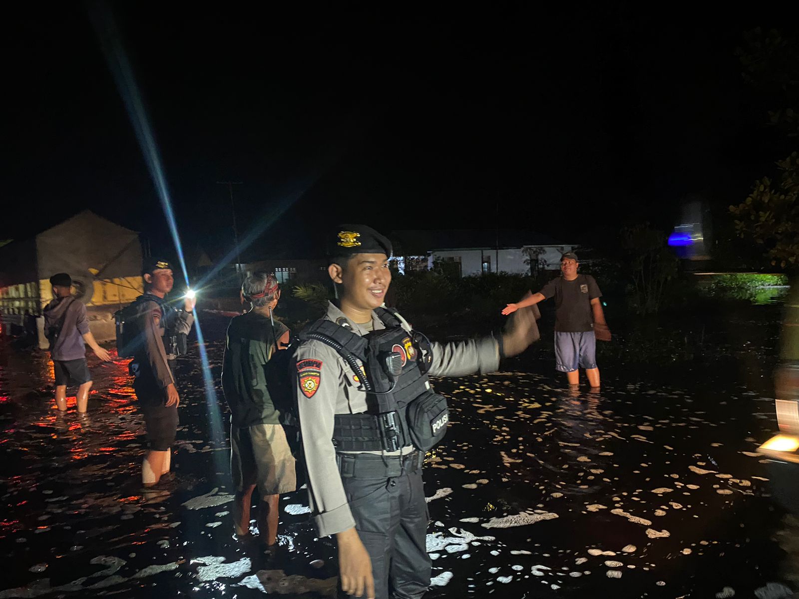 Curah Hujan Tinggi Picu Banjir, Polres Kubu Raya Amankan Arus Lalu Lintas  Jalur Trans Kalimantan